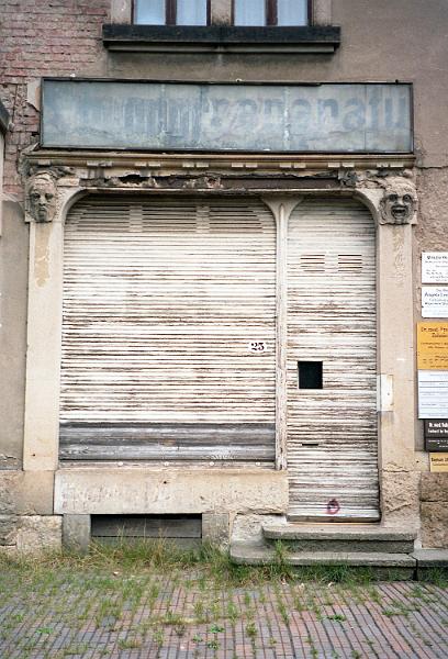 Dresden-Striesen, Altenberger Str. 25, 14.10.1995.jpg - Strumpfreparatur